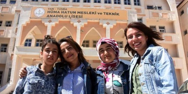 Van'da aileleri ikna edilen 2 çocuk lisede okuyor
