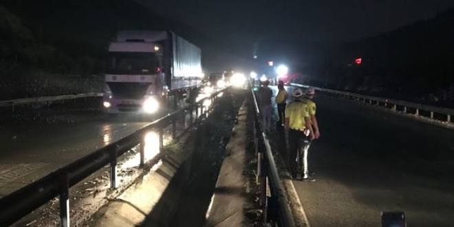 İzmir-Manisa kara yolu heyelan nedeniyle kapandı