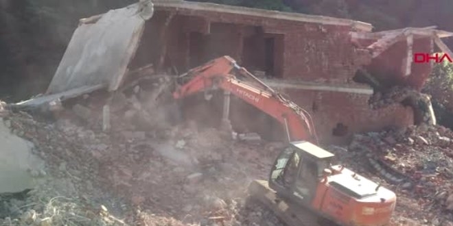 Fırtına Vadisi'nde kaçak yapıların yıkımı başladı