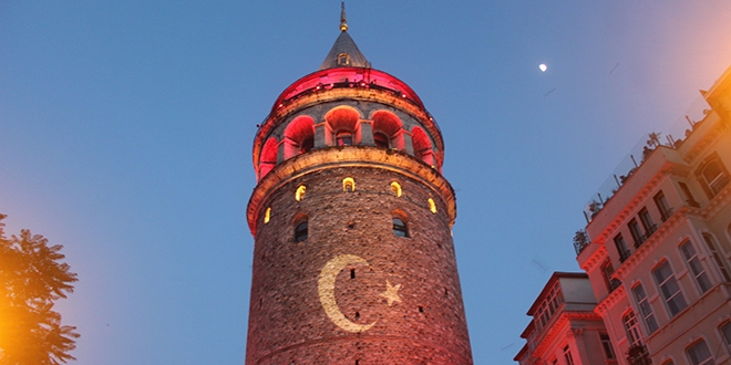 İstanbul'un tarihi simgeleri kırmızı beyaza büründü