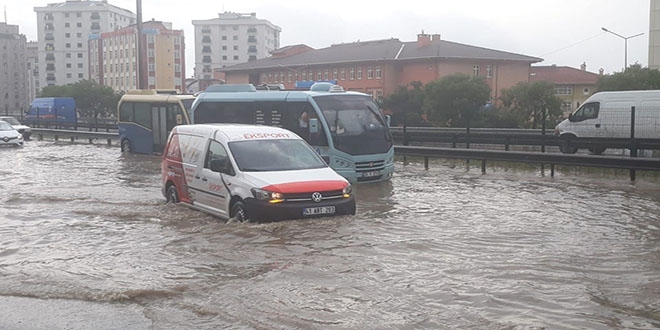 Pendik'te sağanak yağış, araçlar mahsur kaldı