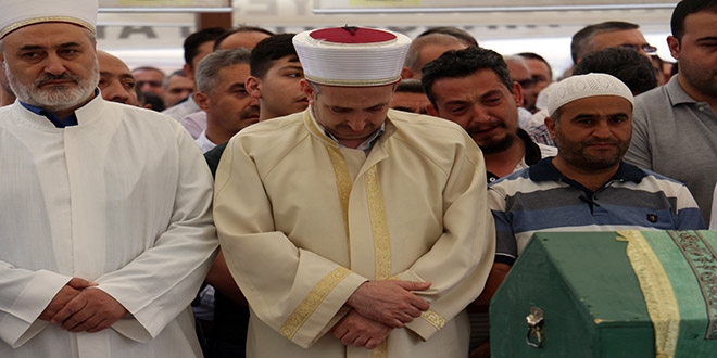 Müftü baba, trafik kazasında ölen kızının cenaze namazını kıldırdı