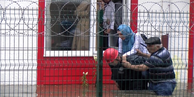 Pendik'te okulu su bastı... Öğretmenleri itfaiye kurtardı