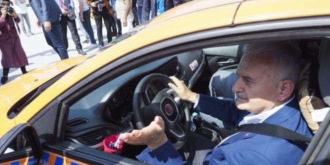Binali Yldrm, taksinin direksiyonuna geti