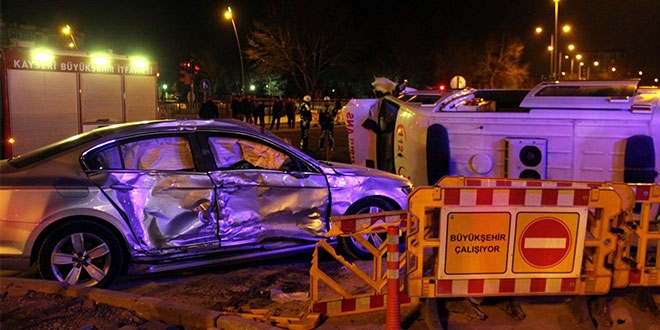 Otomobille çarpışan ambulans devrildi: 4 yaralı
