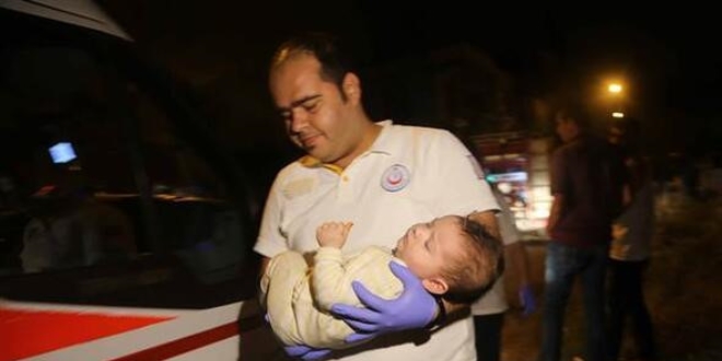 Adana'da balkona sığınan anne ve çocukları son anda kurtarıldı