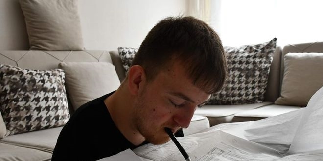 Kalemi ağzıyla tuttu, kitabı diliyle çevirdi! O artık mühendis