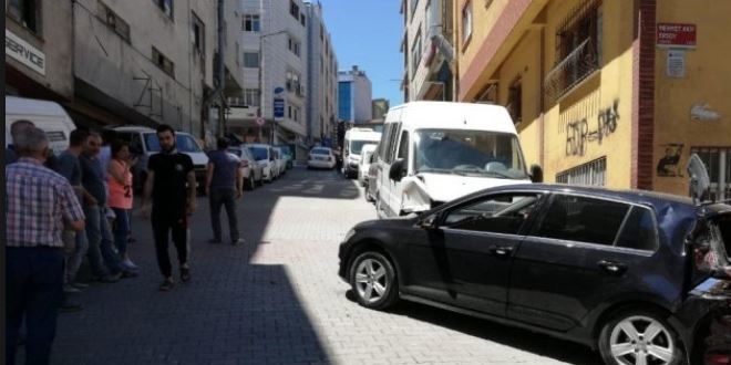 Sürücü adayı vitesi karıştırınca ortalık savaş alanına döndü