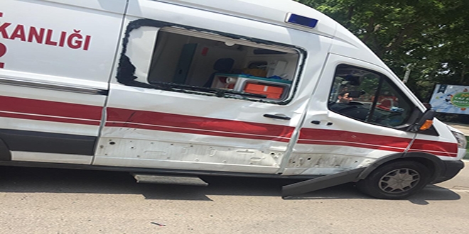 Motosikletliler ambulansa arpt: 1'i ar 2 yaral