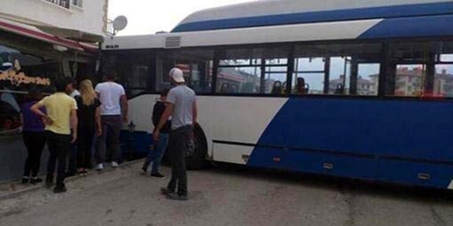 Ankara'da EGO otobs kafeye girdi: 3 yaral