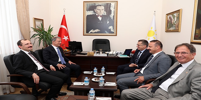 Bakan Akar İYİ Parti grubunu ziyaret etti