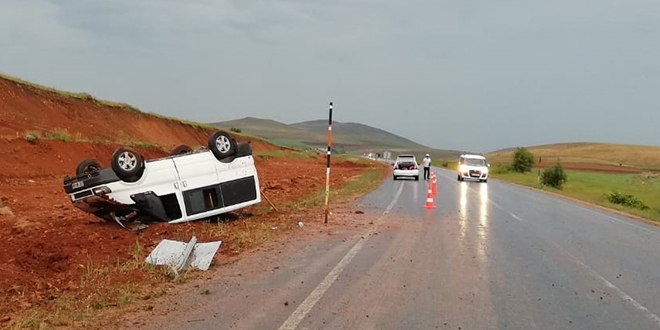 Sivas'ta minibüs devrildi: 10 yaralı
