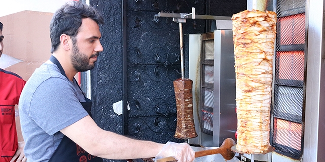 İş bulamadı, 'diplomalı' dönerci dükkanı açtı
