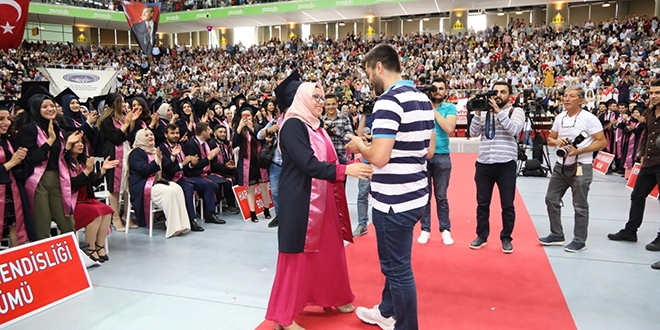 Diploma beklerken yüzük geldi