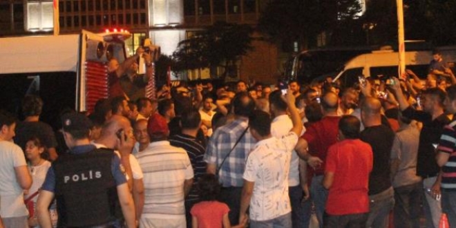 Servisçilerden İBB önünde 'tahdit kararı' kutlaması
