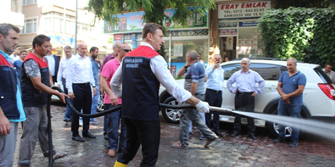 Bahçelievler Belediye Başkanı Bahadır, caddeyi yıkadı
