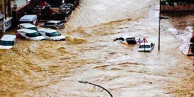 Adana'da sağanak ve sel yol kapattı