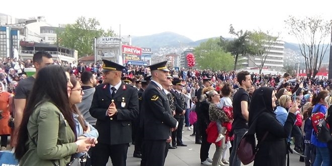 Jandarma çocuklar için sahne aldı