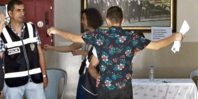 Kimlik yerine ehliyetle geldi, sınava alınmadı