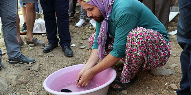 Damat kadn giysisiyle orap ykad