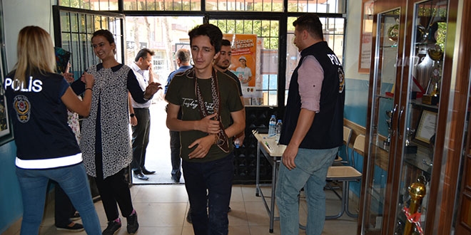 Kolundaki alçı çıkarıldıktan sonra sınava girdi
