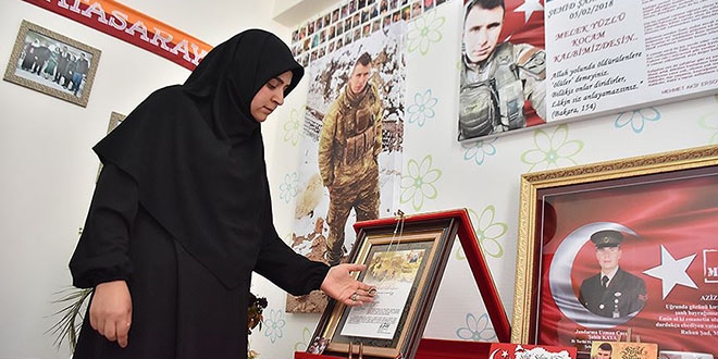 ehit einin hatralarn evinin odasnda yaatyor