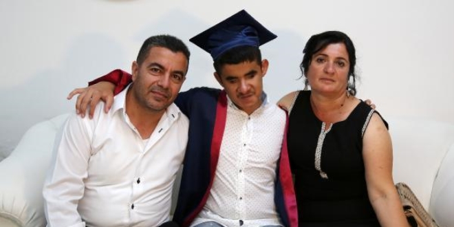 Grme engellisi Deniz, okulunu birincilikle bitirdi