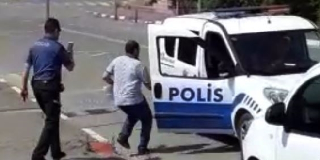 Kimliğini kaybeden adayların yardımına polis yetişti