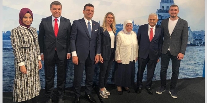 Adaylardan, program sonrasında, aile fotoğrafı