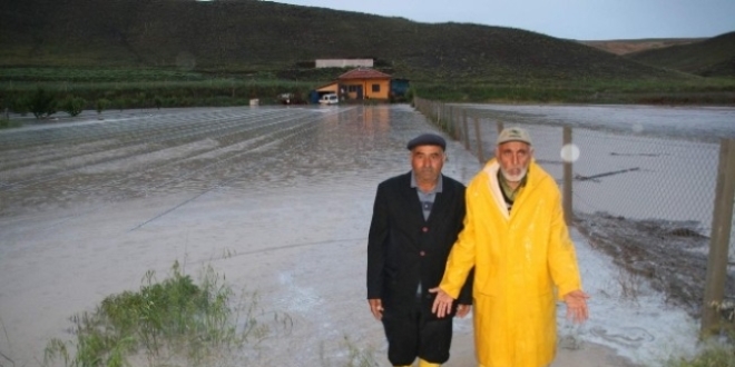 Yozgat'ta dolu ve sel ekili alanlara zarar verdi