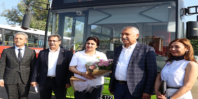Kalp krizi geçiren yolcuyu hastaneye götüren kadın şoföre ödül