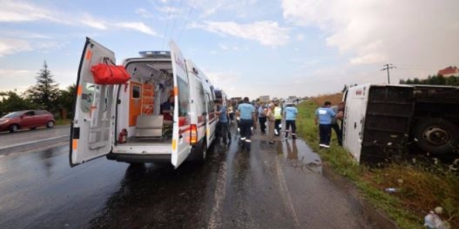 Mardin'de işçileri taşıyan minibüs devrildi: 16 yaralı