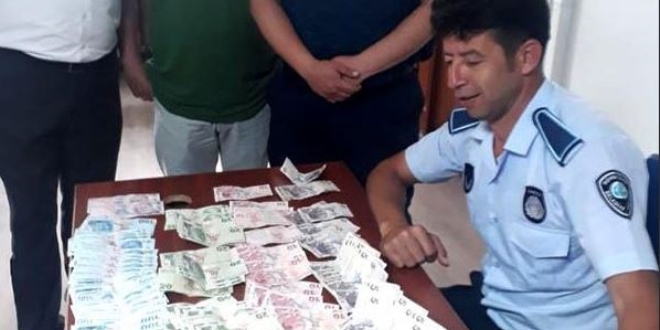 Dilencinin üzerinden çıkan para zabıtaları şaşırttı!