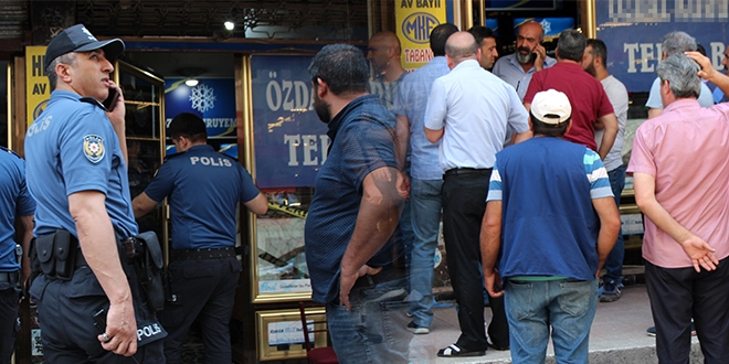 10 yaşındaki çocuk, silahla oynarken kendini vurdu