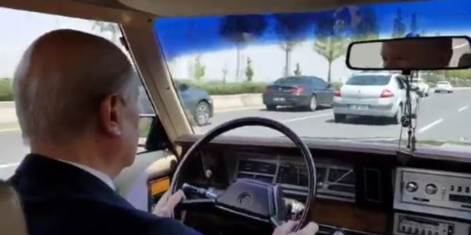Bahçeli, klasik otomobiliyle Ankara'yı turladı
