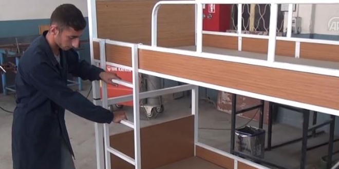 Öğrenciler tatilde okul atölyesinden para kazanıyor