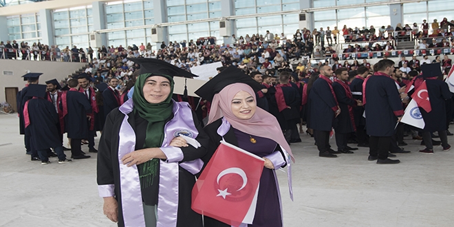 Sırtında taşıdığı kızını üniversite mezunu yaptı