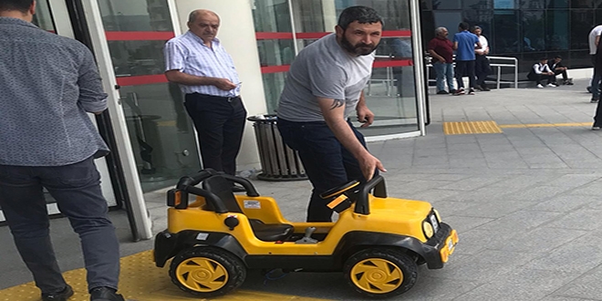 Avukattan duruşmada akülü çocuk arabası ile savunma