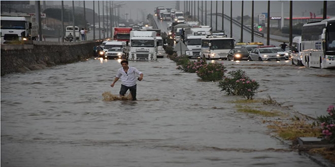 İzmir-Ankara yolu ulaşıma kapandı