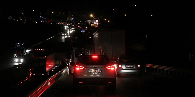 Sakarya-Bilecik kara yolu 3 saattir trafiğe kapalı