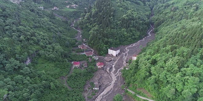 Araklı'daki selde kayıp 7 kişi aranıyor