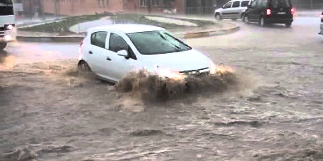 Meteoroloji uyardı... Selde araba kullanmaya çalışmayın