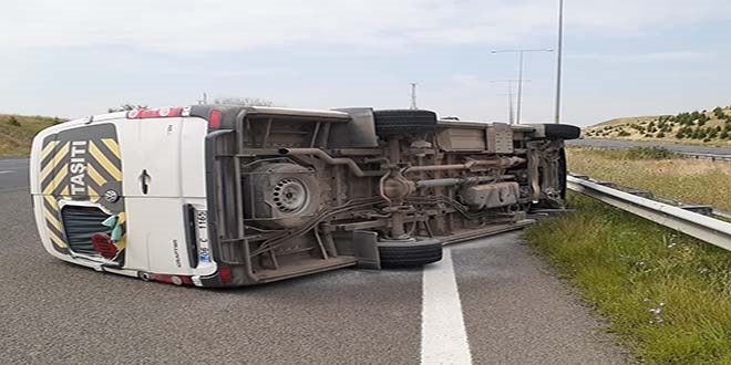 Ankara'da servis aracı devrildi: 15 yaralı