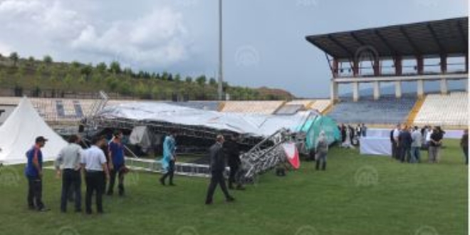 Mezuniyet için hazırlanan sahne çöktü