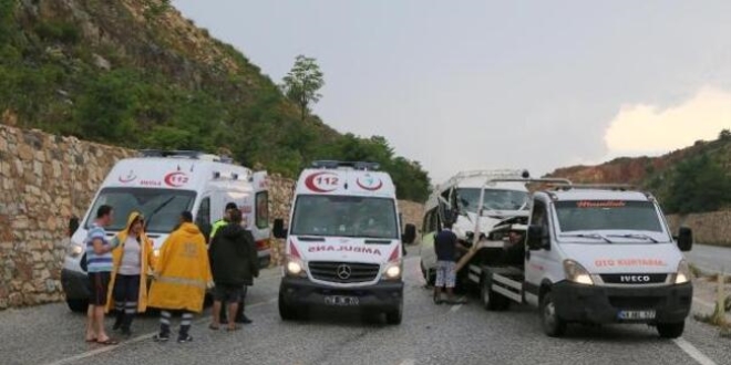 Muğla'da minibüs ile tır çarpıştı: 14 yaralı