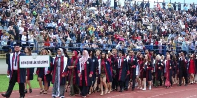 Karabük üniversitesi'nin ikiz hemşireleri mezun oldu