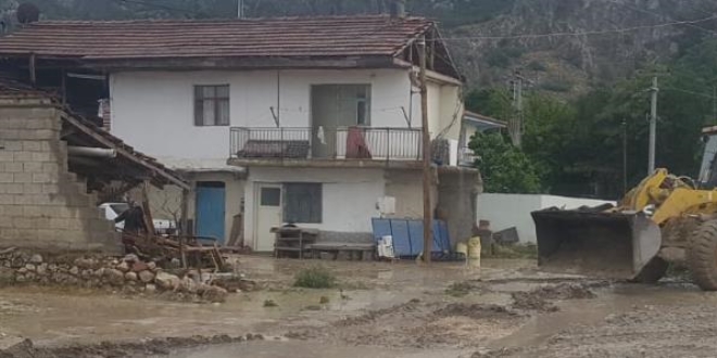 Burdur'da sağanak etkili oldu, köy yolları sular altında kaldı