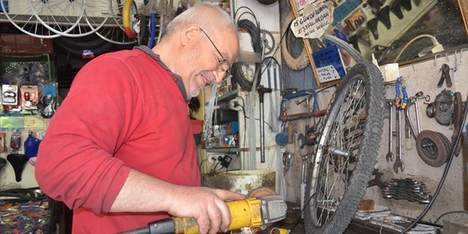 Mhendis, emekliliini bisiklet tamir ederek geiriyor
