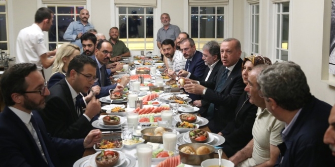 Erdoğan, moderatörlerle yemek yedi