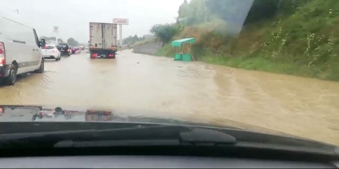 D100'de sel... Kocaeli-Sakarya arası ulaşıma kapandı
